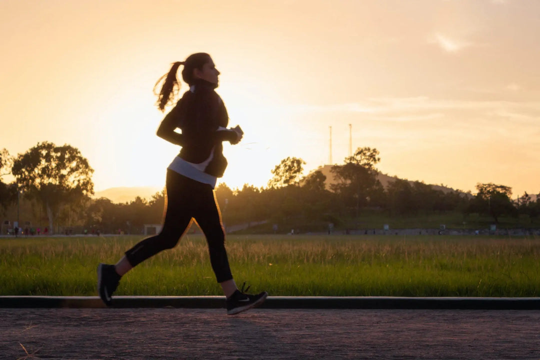 Person som joggar utomhus för att förbättra den mentala och fysiska hälsan.